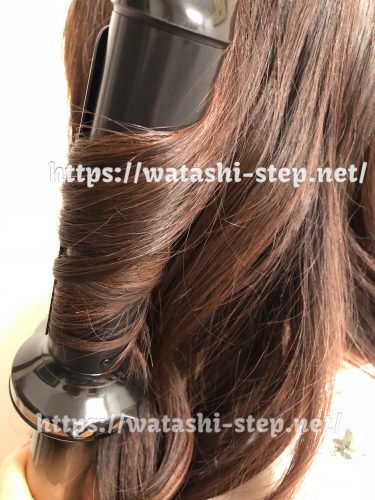 ヘアビューロンで私の髪を巻いている