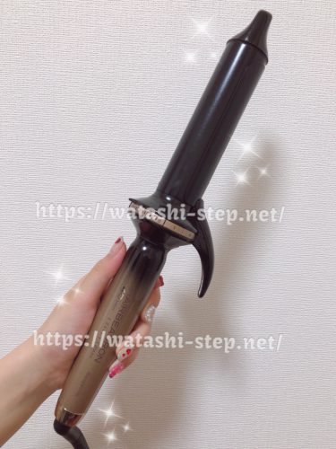 ヘアビューロンを手に持って見せている